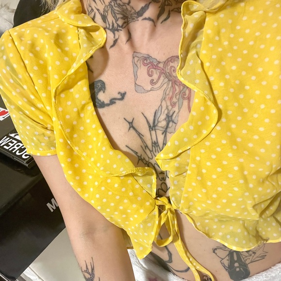 Super cute polka dot tie front crop top with ruffle detail - Picture 7 of 10